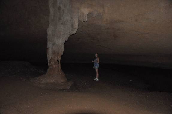 Observando formação na St Herman's Cave, ao sul de Belmopan, capital de Belize